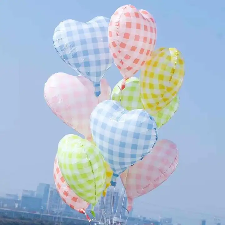 愛らしいデザイン！青白いチェック柄のハート型アルミ風船【誕生日パーティー用・フォトプロップス】