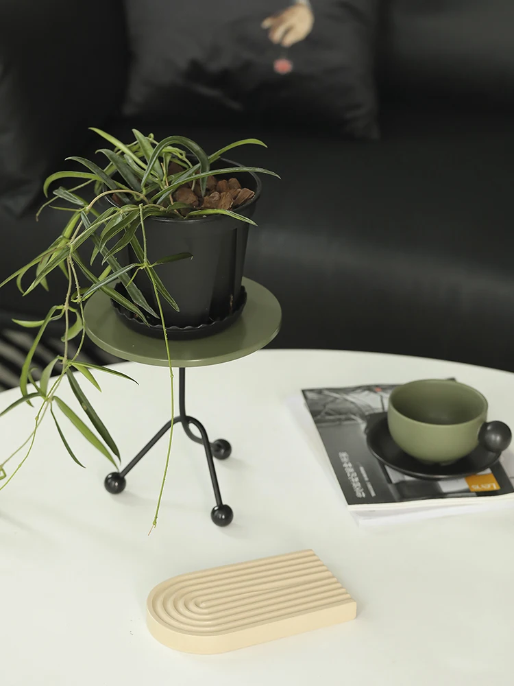 アイアン製卓上収納ラック：グリーン植物ディスプレイに最適なシンプルデザインのコーヒーコーナー用ラック