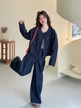深い青色のデニムクルーネックカジュアルジャケットとワイドパンツ（セットアップ対応）