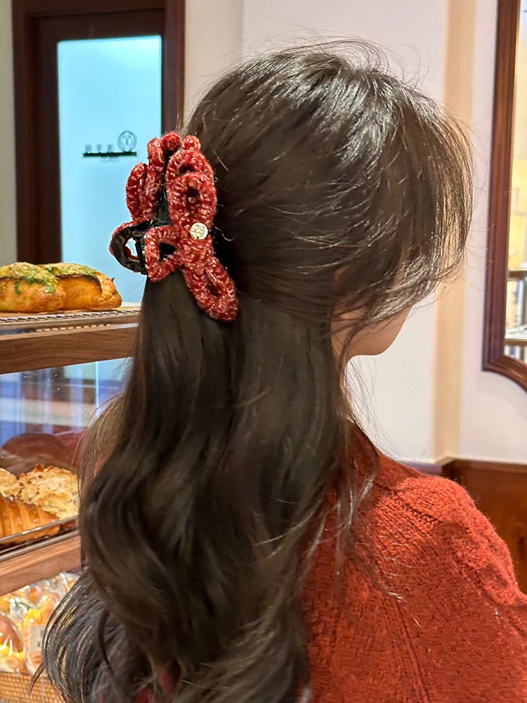 結ぶヘアアレンジをもっと美しくするには？赤い毛羽立ちの蝶結びバンスクリップがおすすめの理由