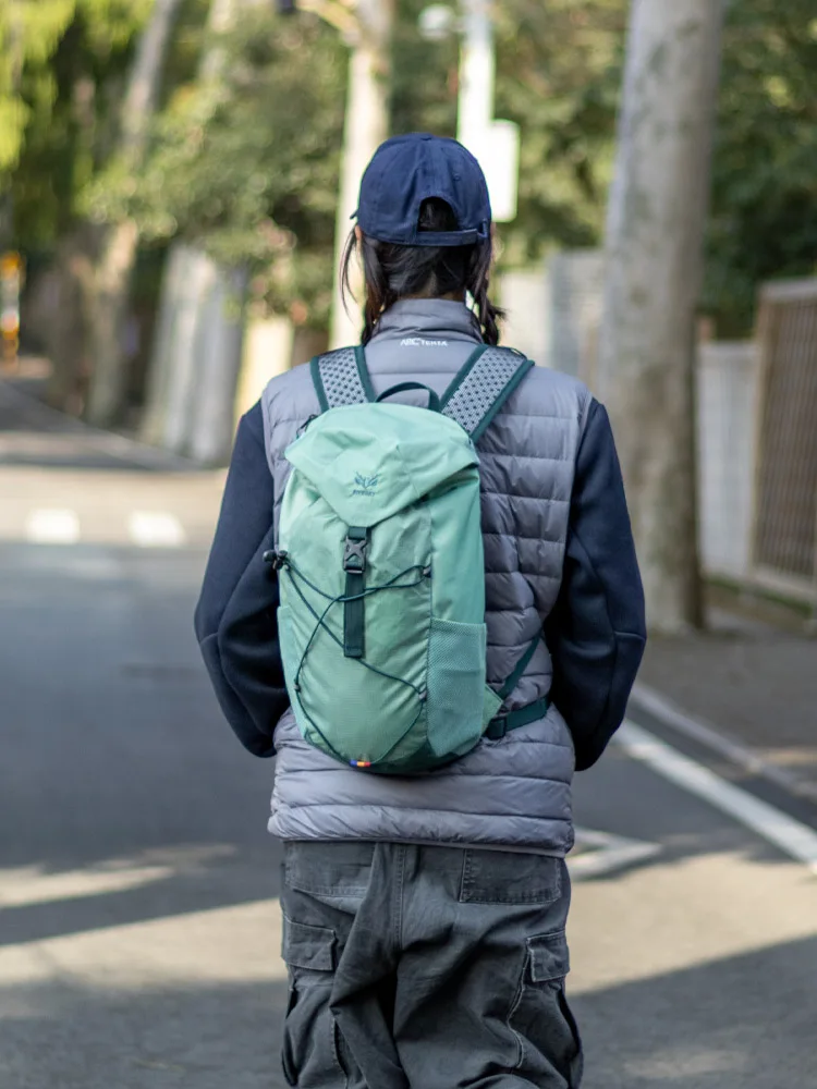 アウトドア登山小型バックパック 20リットル軽量ハイキング：軽量多機能リュックの実用性と耐久性を検証