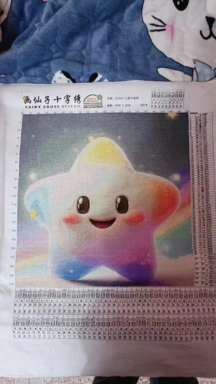 カラフルな小星星の刺繍プリント：ドット柄の現代的アートデザインを実現