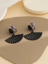 中国風ファン型 黒色イヤリング【アンティークスタイル・ノーホールタイプ・シンプルデザイン】