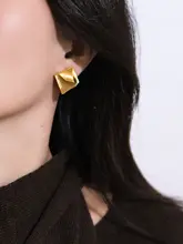 個性的なデザイン！不規則なダイヤモンド型ピアス【軽やかで洗練されたスタイル】