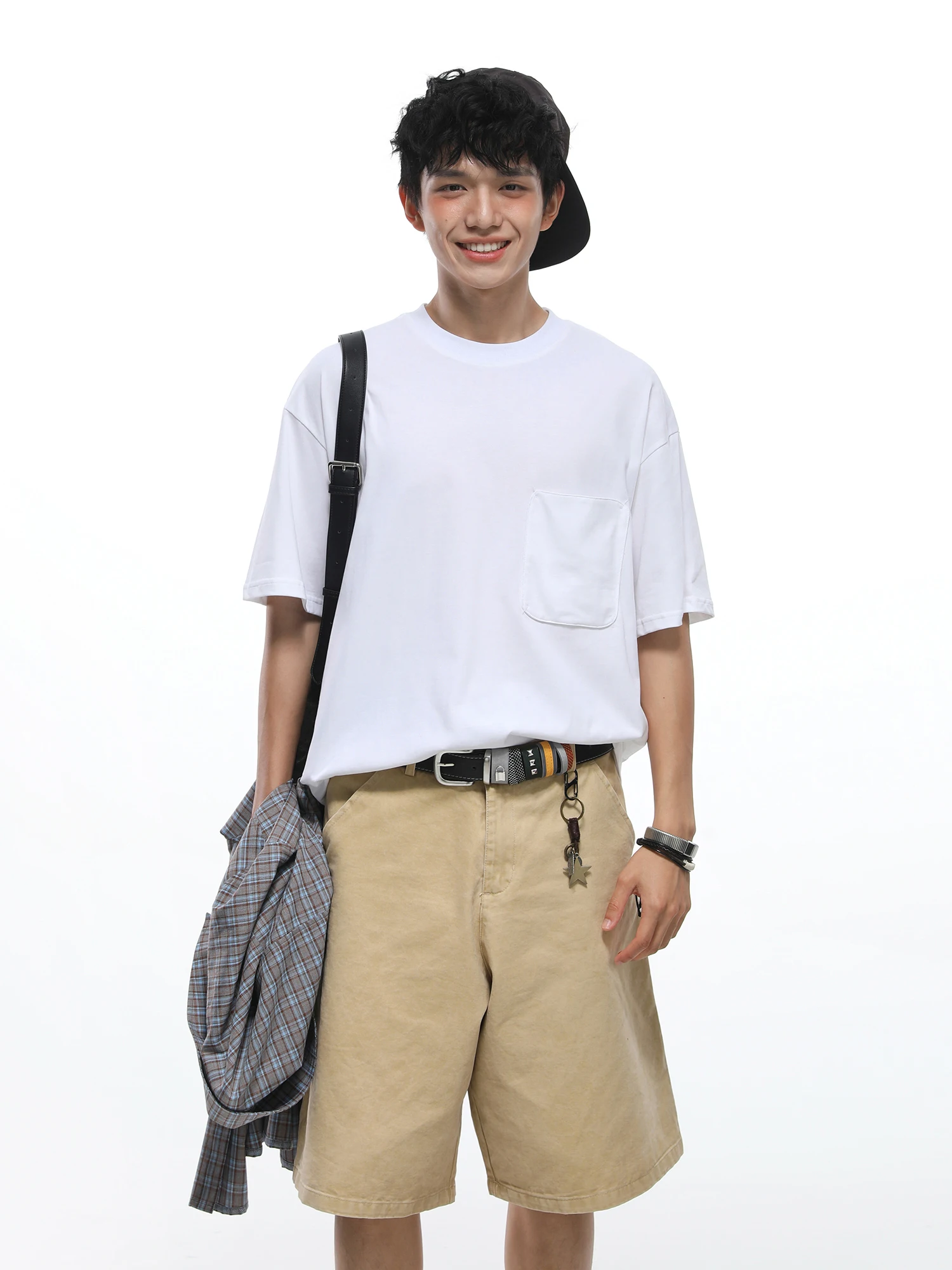 大口袋付き半袖Tシャツ：30代男性の夏コーデに最適なカジュアルスタイル