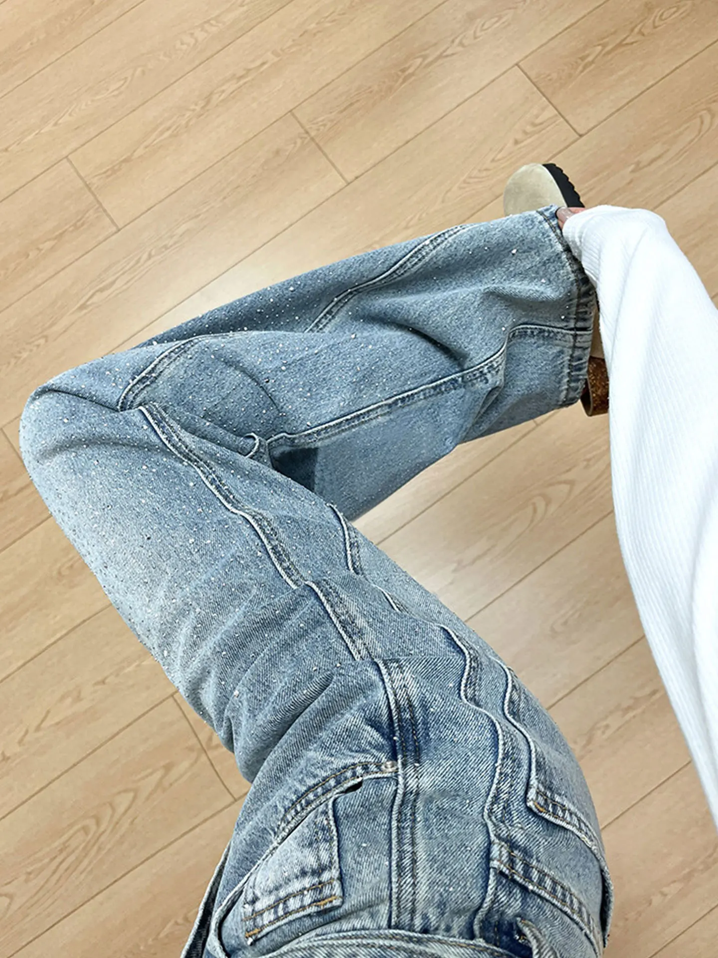ゆったりサイズのデニムパンツ：ケミカルウォッシュ加工で自然な色落ちを実現