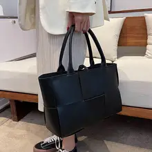 大容量の編み込みトートバッグ【ショルダー対応・通勤スタイル】