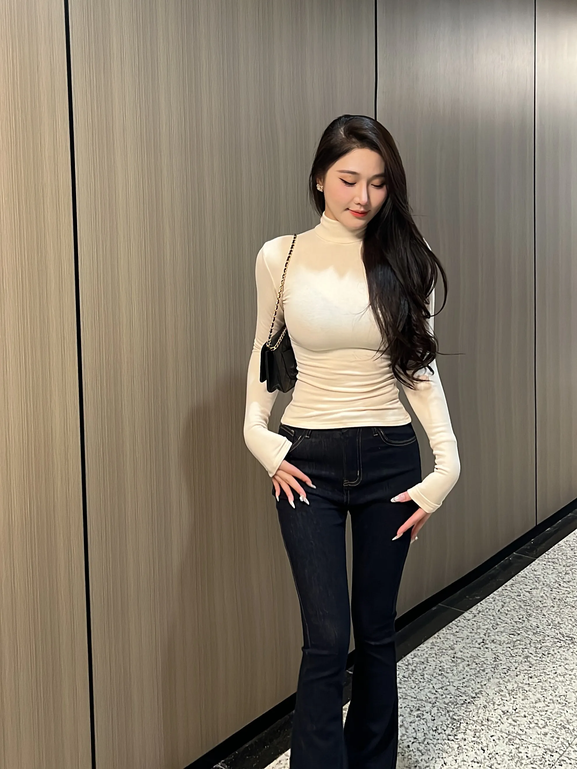 ママコーデの基本スタイルとは？ハイネックTシャツで失敗しない着こなしの秘密