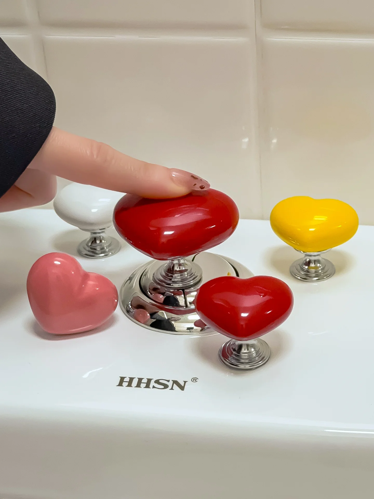 トイレタンク内の部品：陶器製ハートデザインボタンカバーの機能と適用シーン