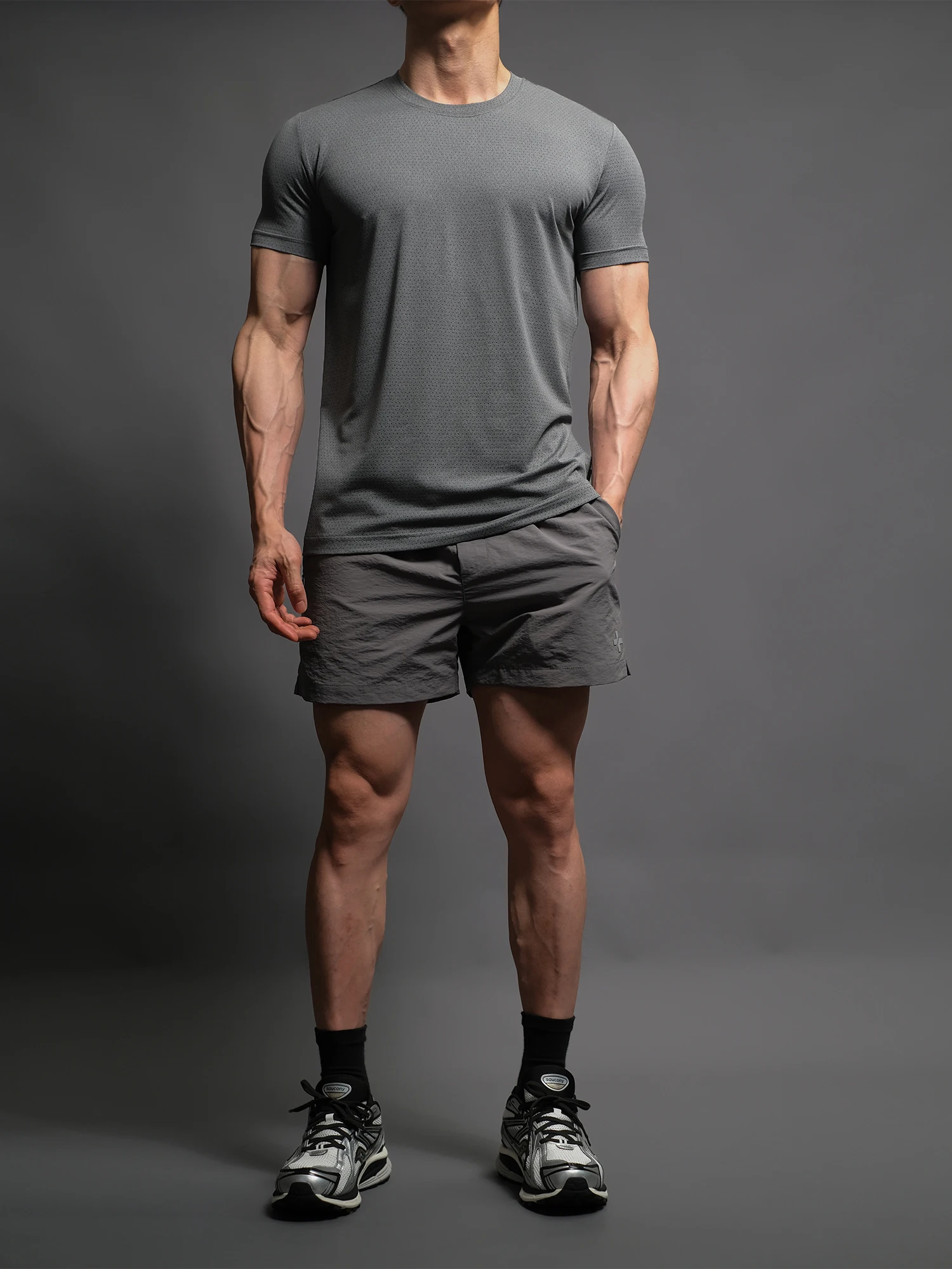 ストリートファッションの本質を学ぶ：メッシュTシャツで失敗しないコーデの秘密