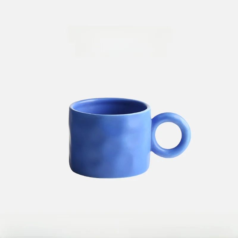 手捏模様の大容量マグカップ：クラインブルー陶器製の390mlコーヒーカップの実用性と使い方