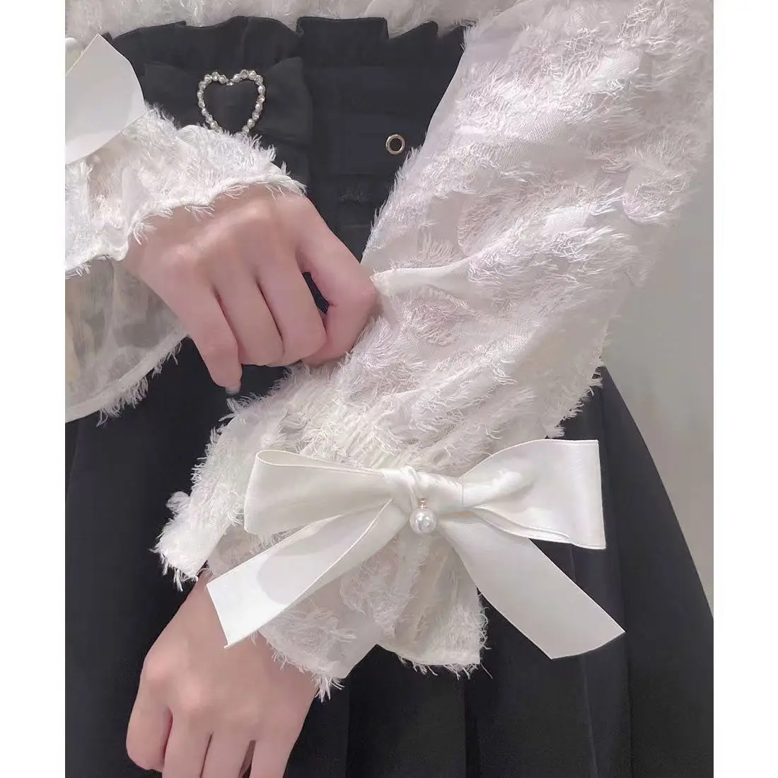 セクシーなオフショルダー長袖ブラウス【フィット感・パールストラップ付き】
