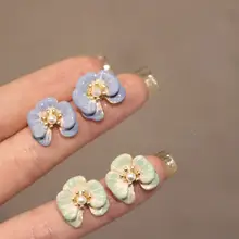 フレンチスタイルのエナメル花デザインイヤリング【青い小花・エレガントな印象】