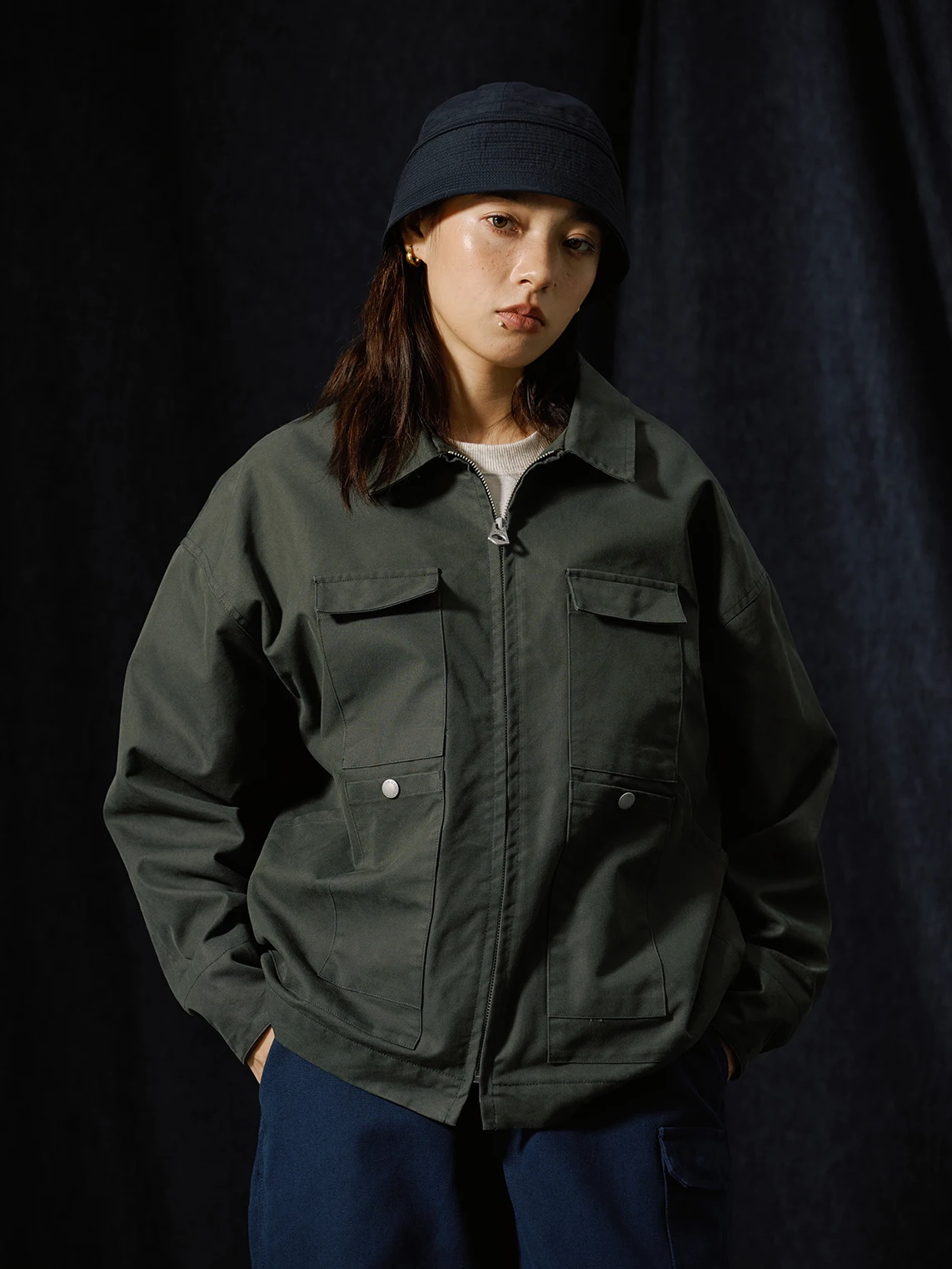 ワークスタイル重厚感のあるショートライダージャケット：女性向け春秋冬の実用性と着こなしのバランス
