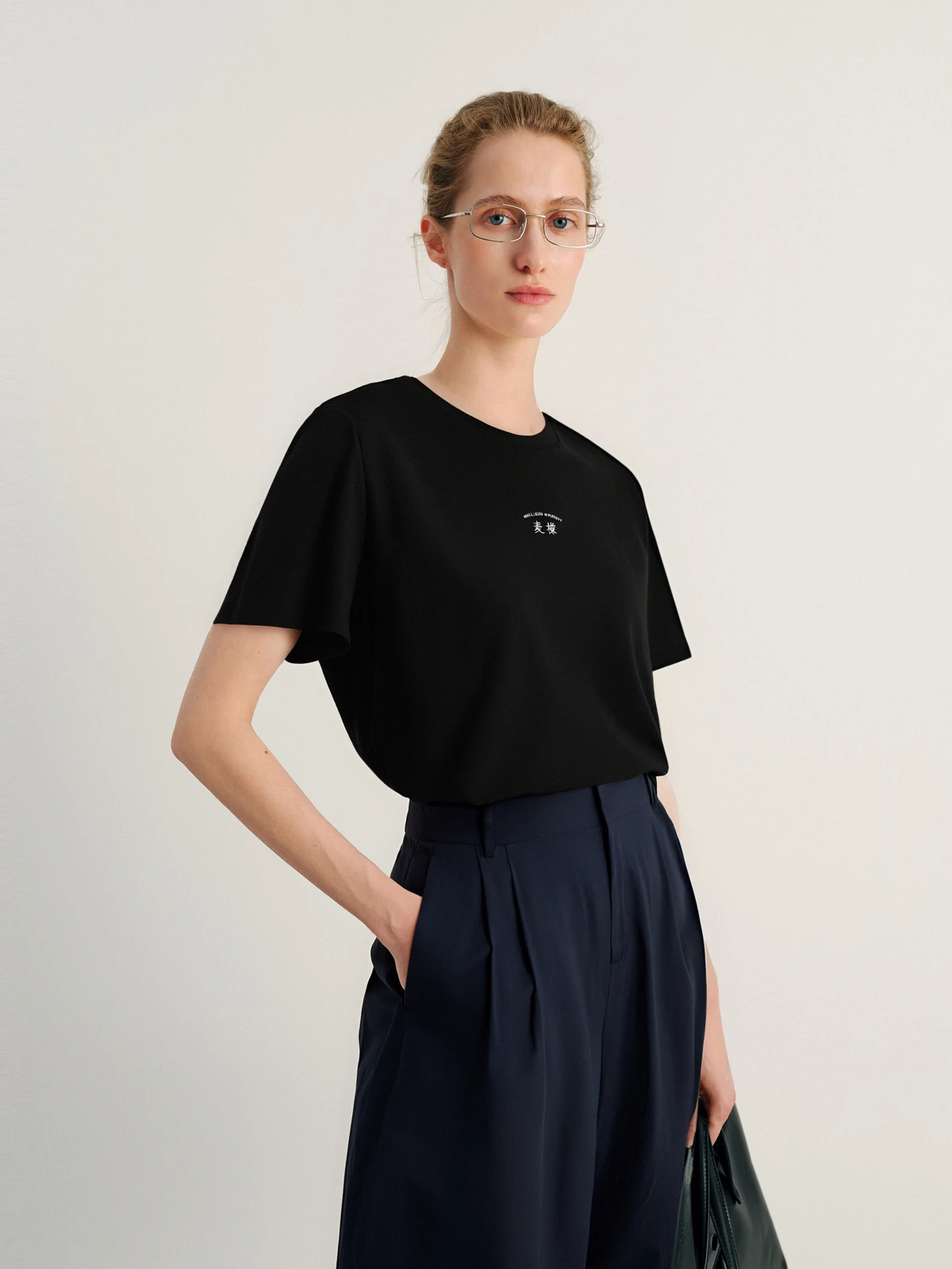 tシャツ アウトレット で失敗しない選び方は？通勤風のシンプルな1着が解決する