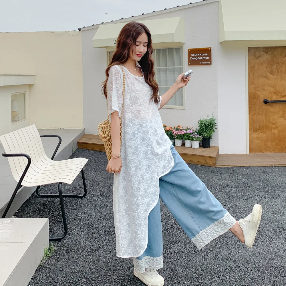 夏のレジャーに最適！レースのフリルブラウスとデニムパンツのセットコーデ