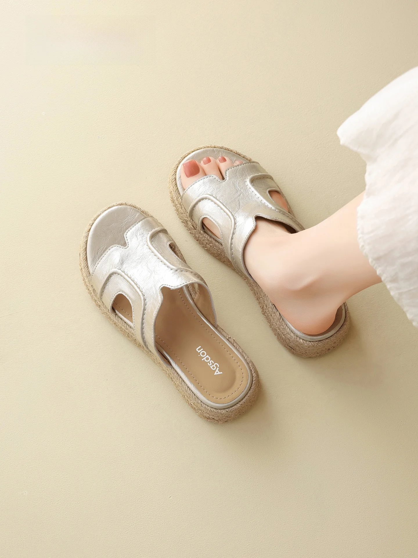 tストラップシューズとは？厚底デザインの女性用サンダルの実用性とスペック解説