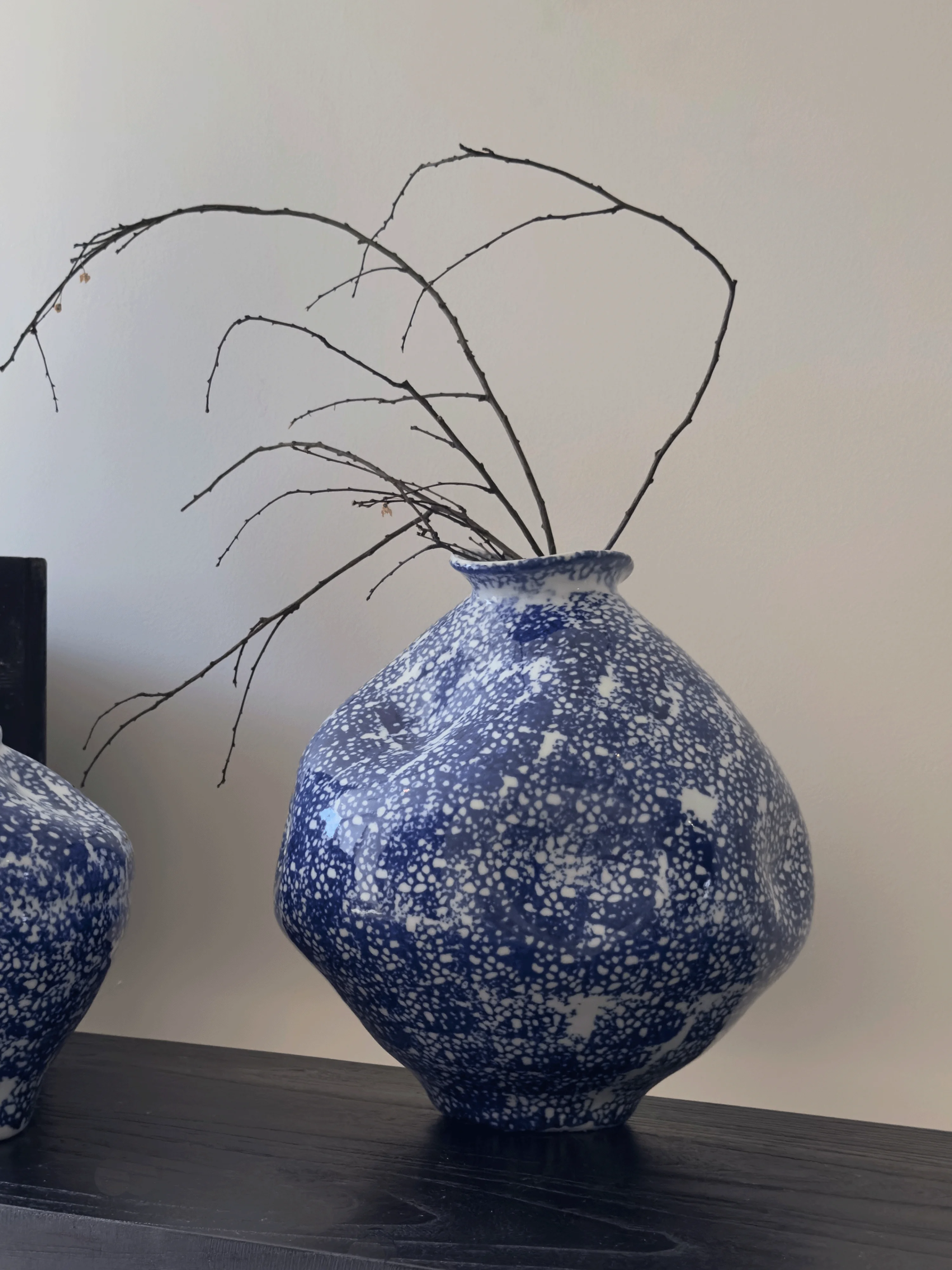 二輪挿し 花瓶 をどう選ぶ？侘寂風の陶器花瓶がもたらす、心の静けさとは