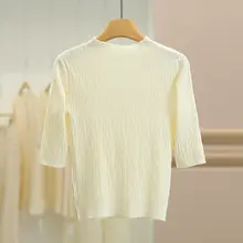 シンプルなデザインのフィット感ある半袖ニットトップス【単色・スリムフィット・秋用】