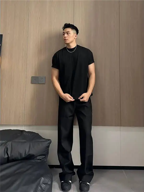 白黒Tシャツを選ぶべきタイミングは？実は「シンプルな白と黒」が今、最もリアルなファッションに勝っている