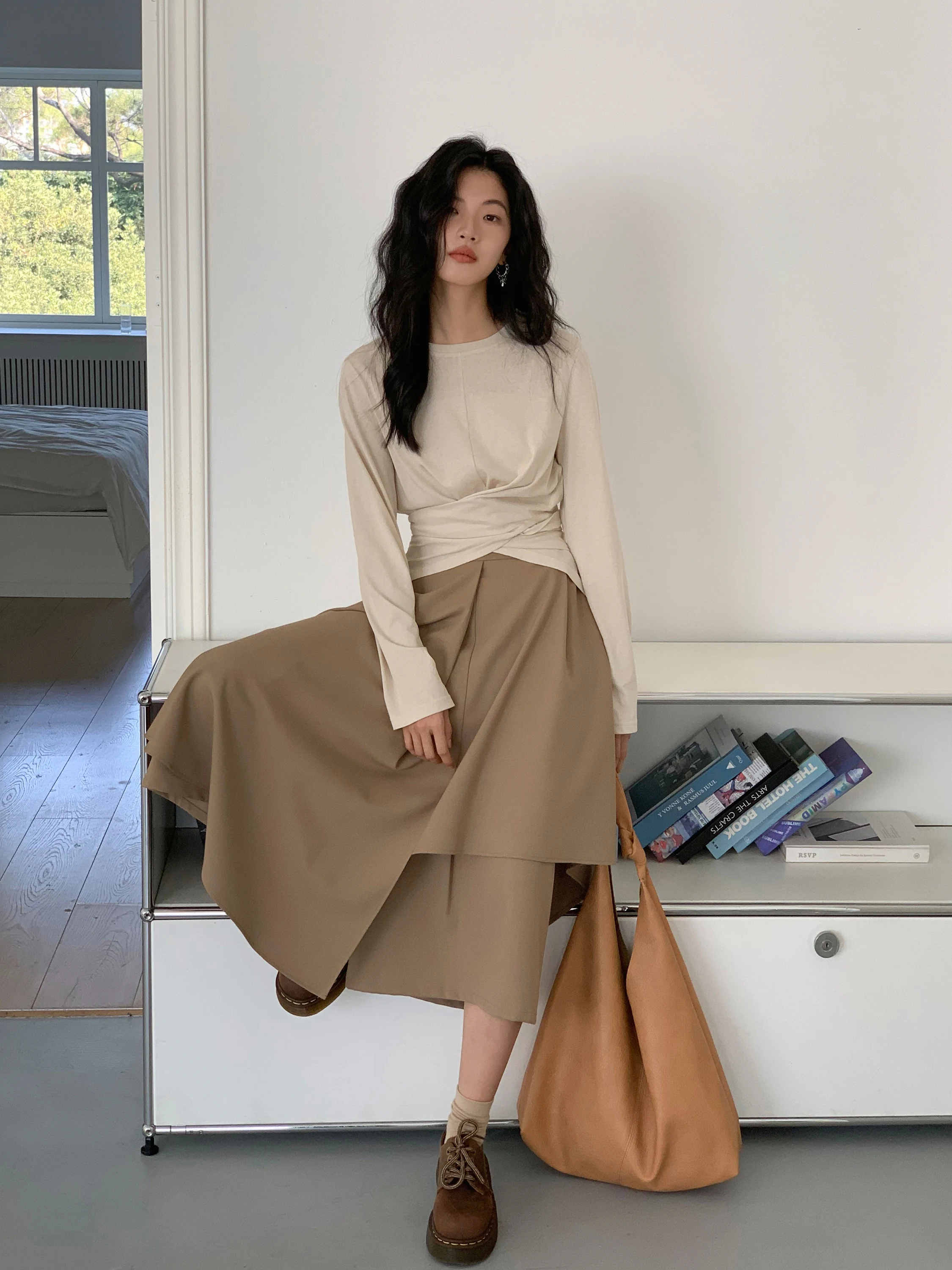 19°Cの春に着るべき服装は？EIGHTHMONTHのロングスリーブセットアップが解決する3つの悩み