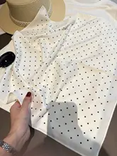 白色小円点の春秋用スカーフ【職場通勤・小さめデザイン】