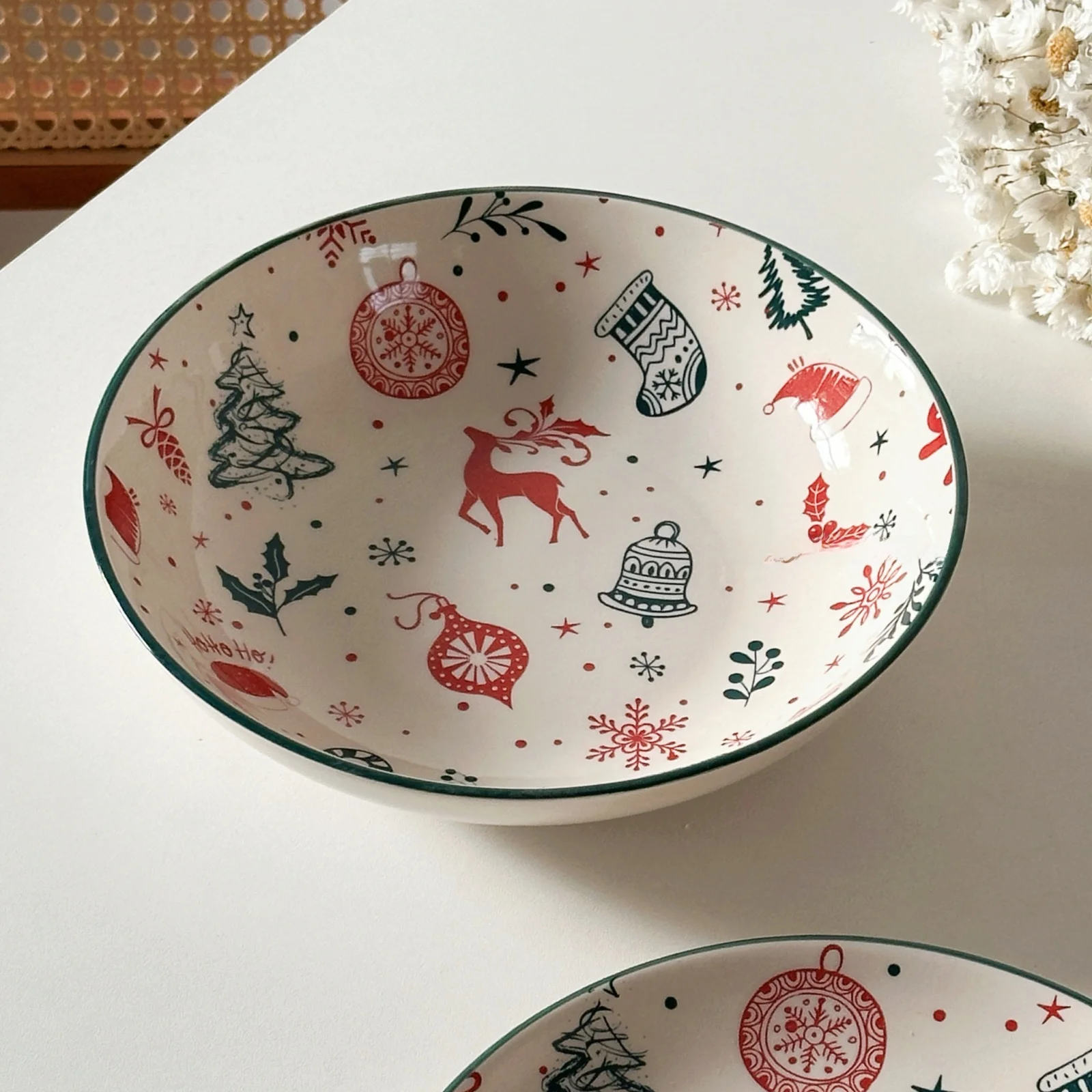 クリスマスデザインの陶器食器セット：12月のプレゼント選びに最適な季節感と実用性を兼ね備えた選択