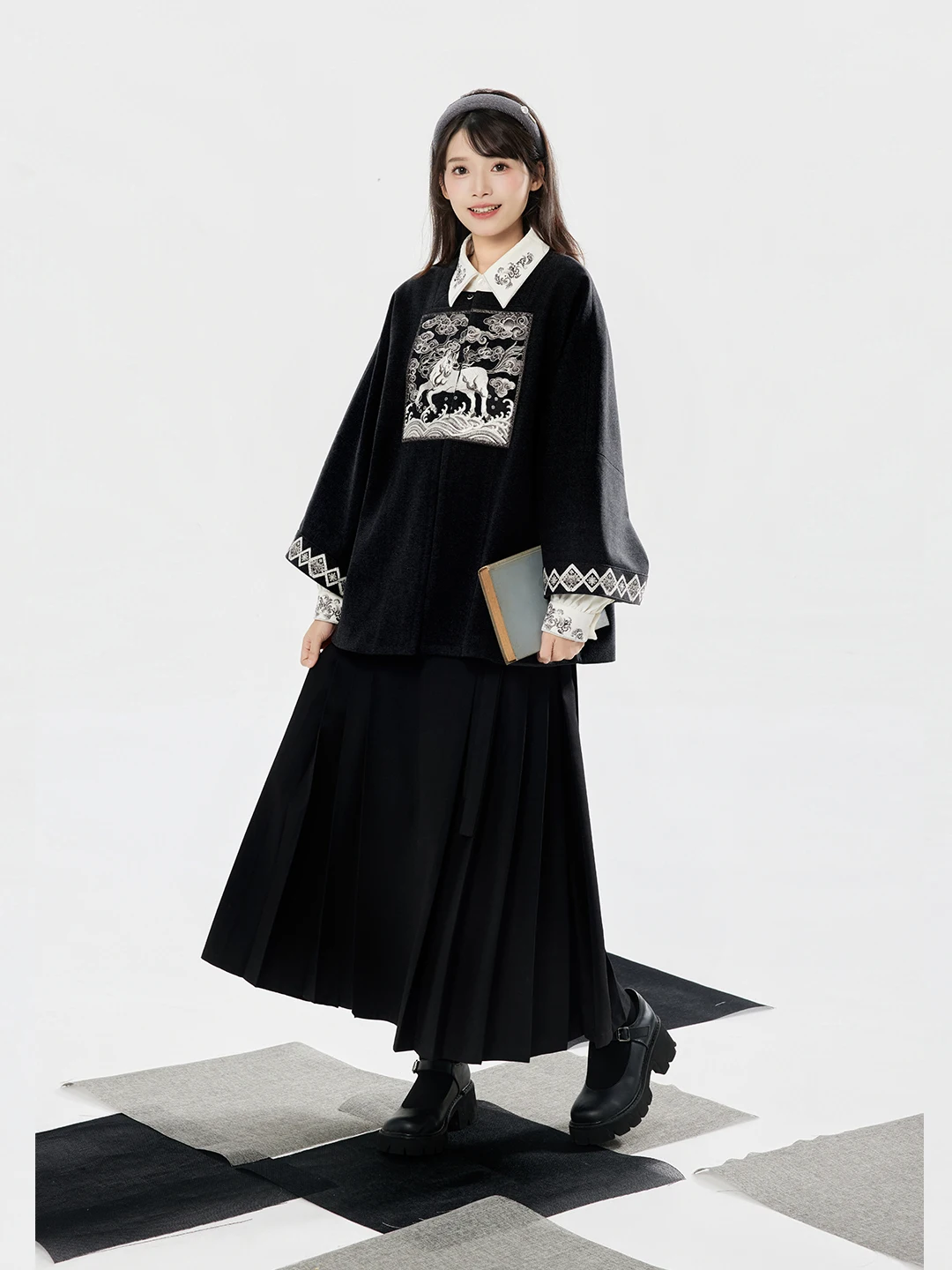 漢風刺繍入り方襟外套と馬面スカート：冬期の伝統スタイルが実用性を備えた3点セット