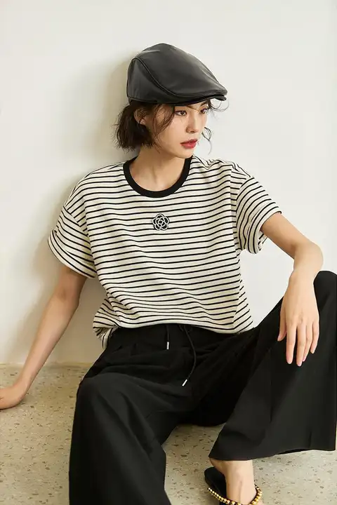 夏のカジュアル通勤向けバイカラーストライプ半袖Tシャツ【ゆったりフィット・ショート丈】
