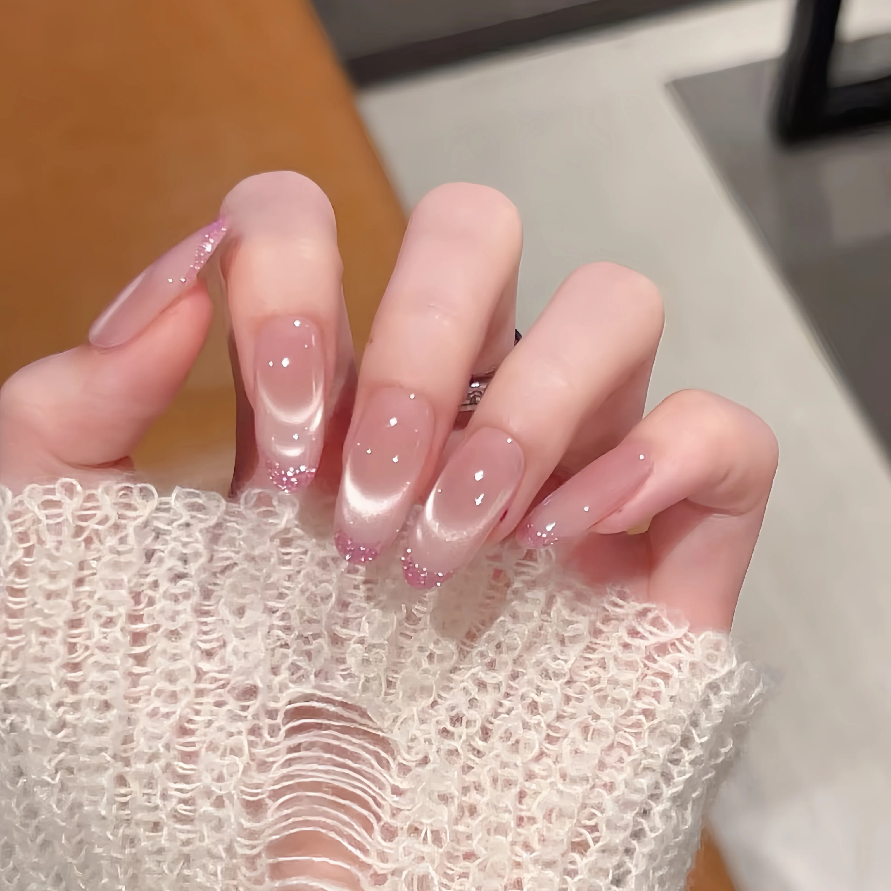お呼ばれネイルにぴったりな「ピンクのキャットアイ」は、どんなスタイルがおすすめ？