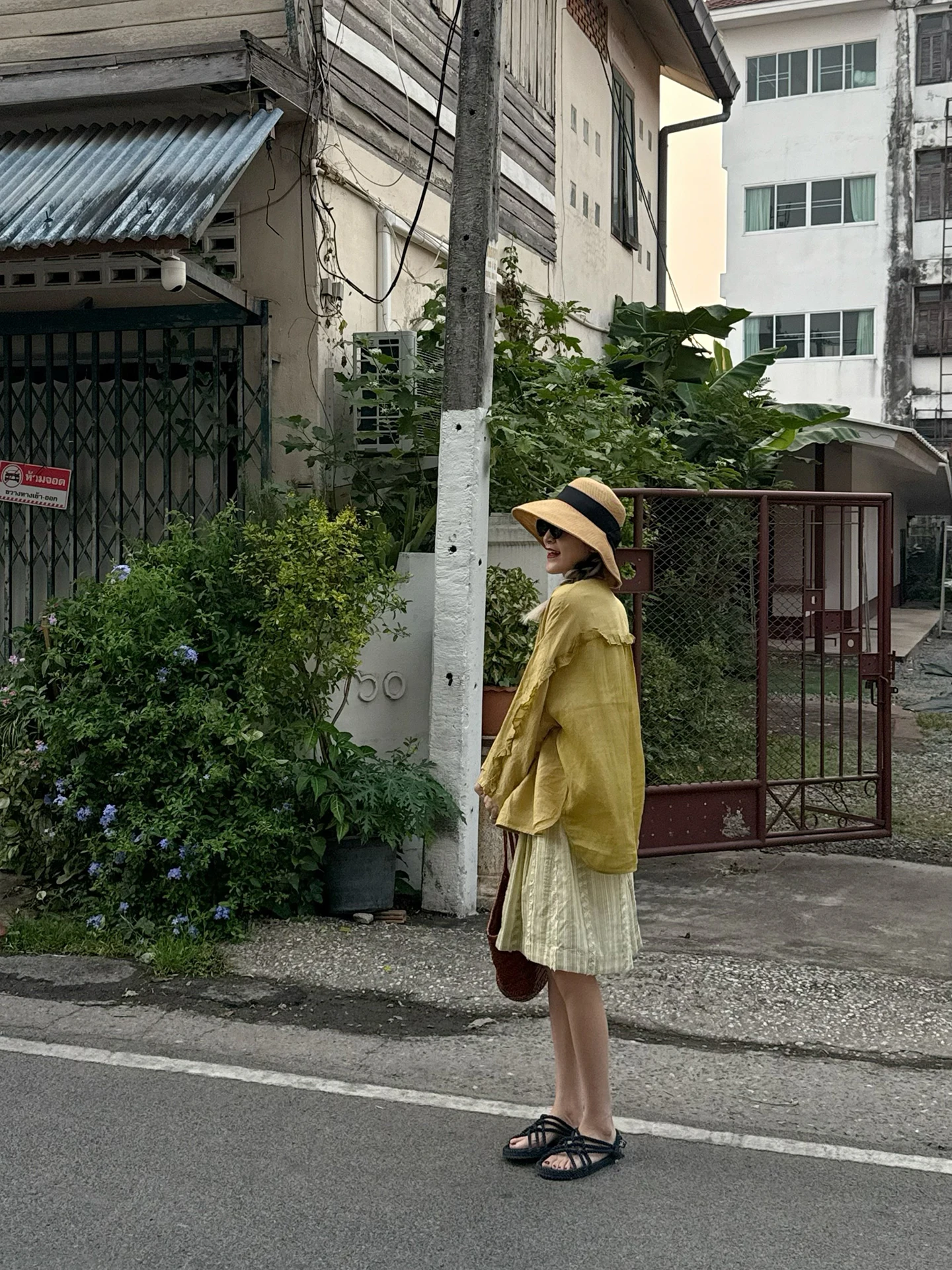 だぼっとしたズボン レディース どうやって着るの？花柄のゆったりパンツで通勤から夏のレジャーまで自在に
