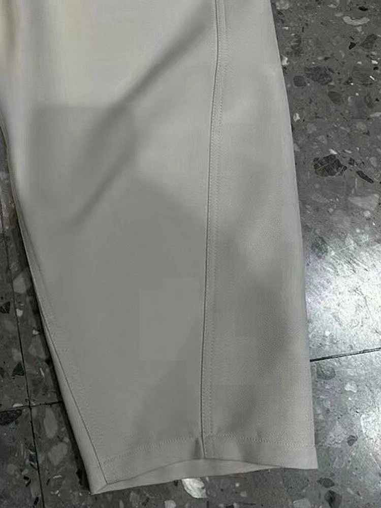 デザイン性抜群の弧型バナナパンツ：モダンおしゃれな通勤スタイルの実用性とバランス