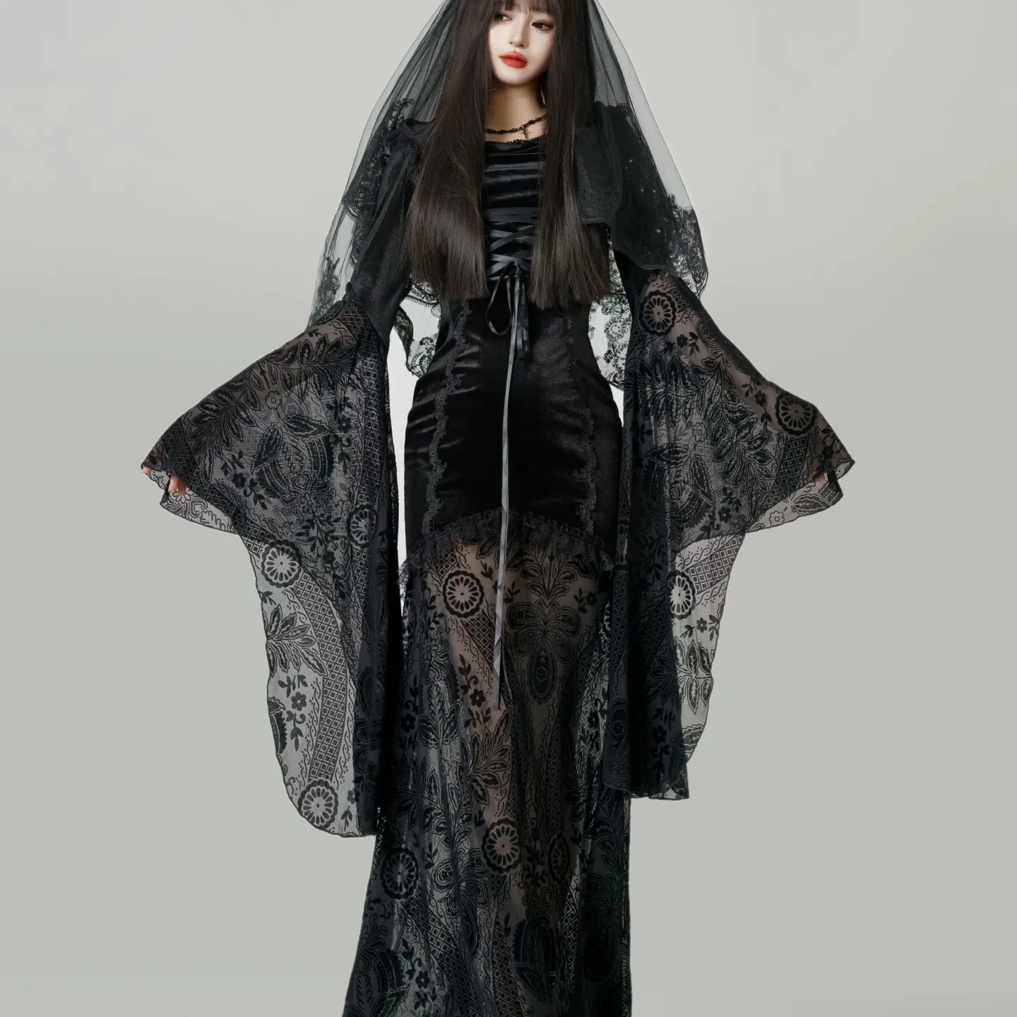 2026ハロウィンの服装選びで迷うなら、このゴシックレースドレスが救う理由は？