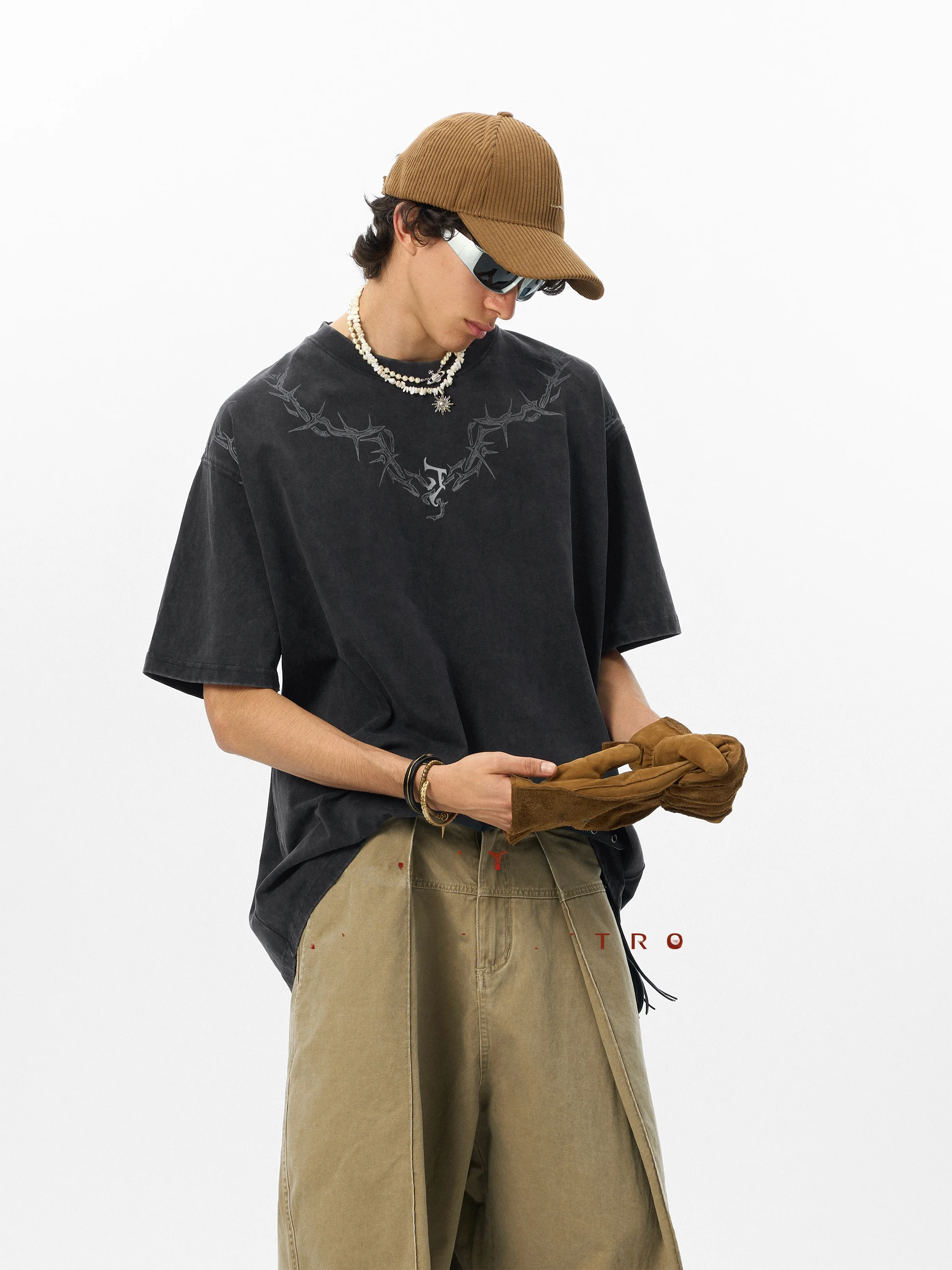 ゴシック風アメリカンTシャツ：メンズストリートファッションの定番スタイル