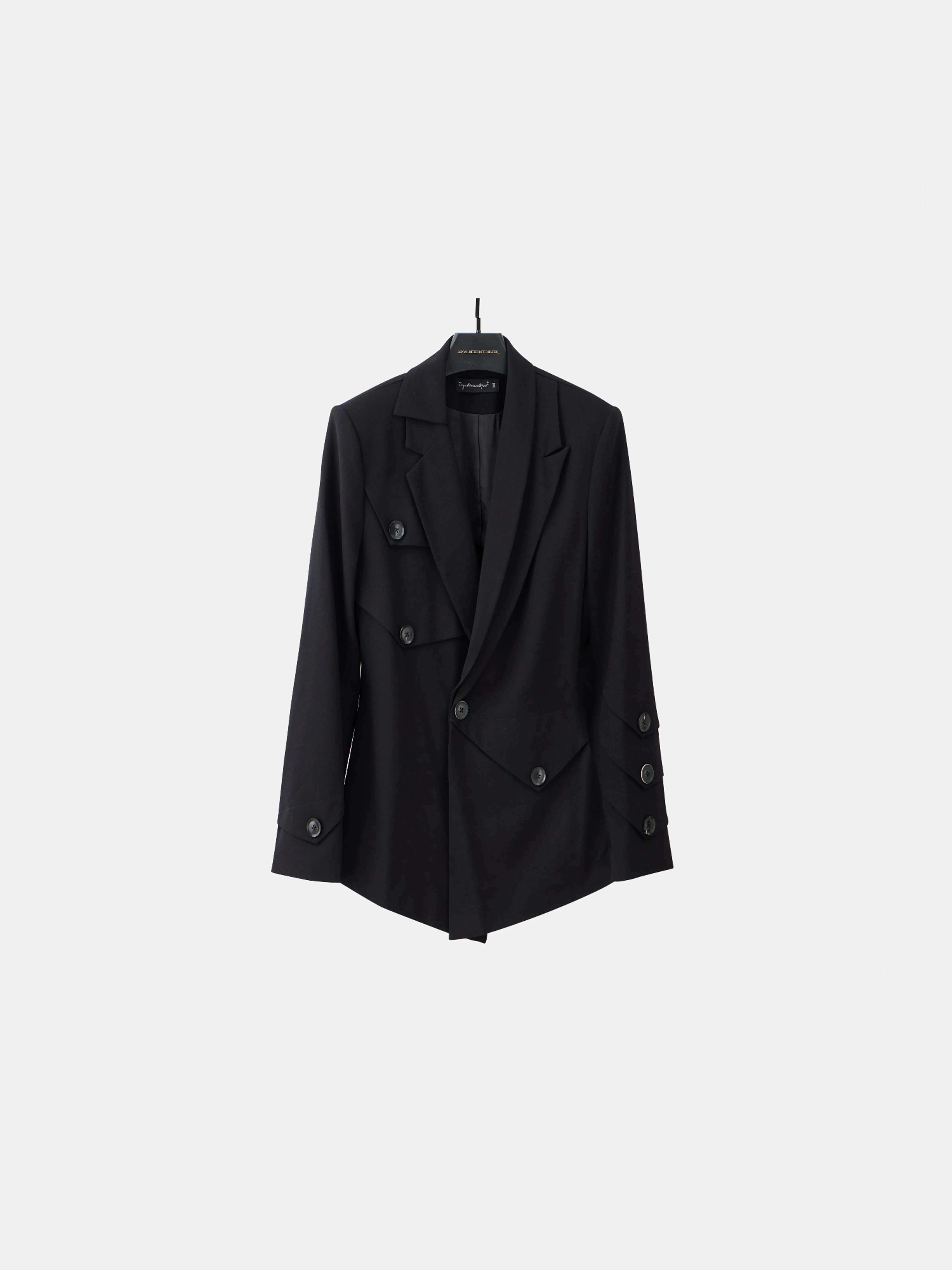 黒い洋服のファッションスタイルを決めるためのウールスーツ選定ガイド