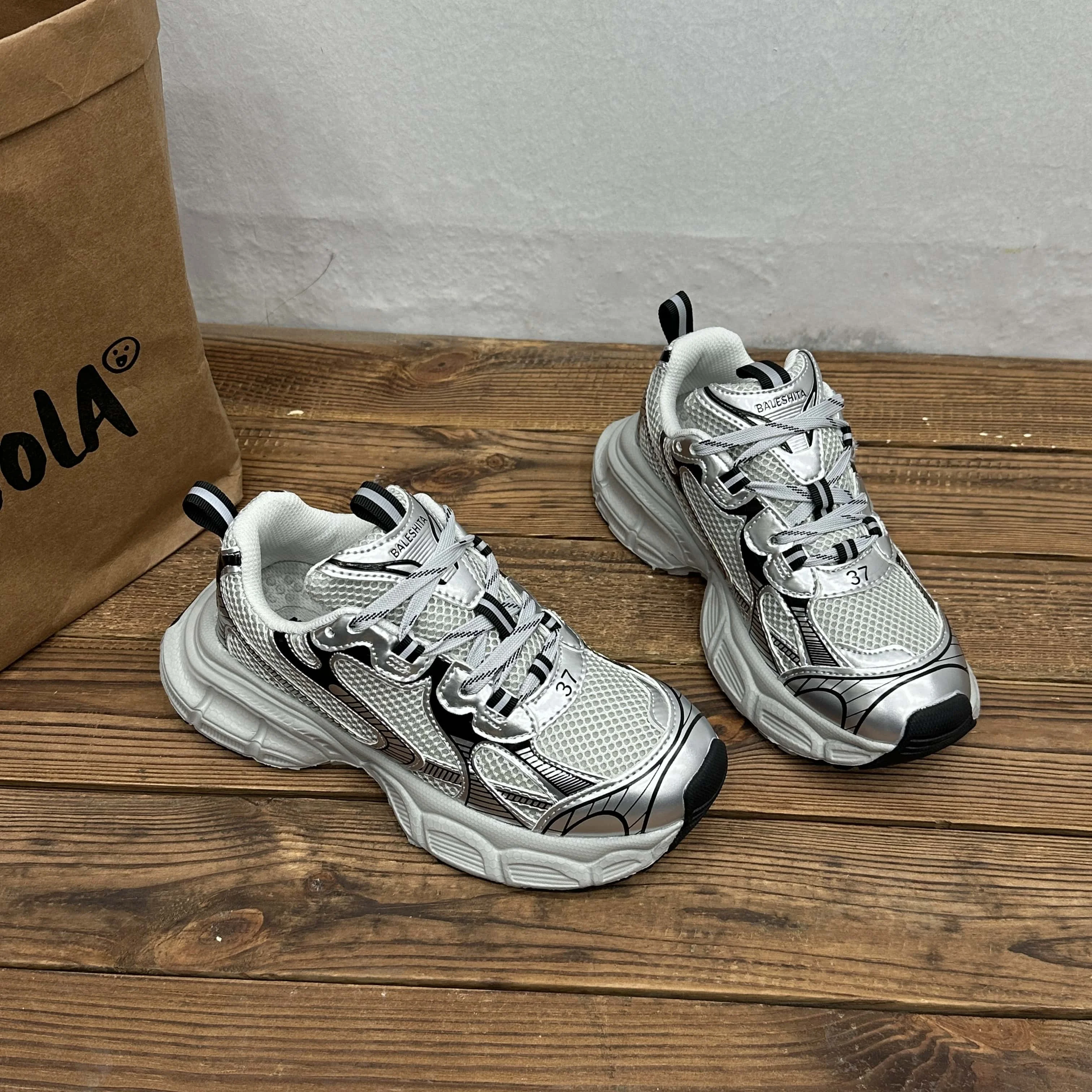 シルバー厚底スニーカーのクッション性とは？実際の歩行負荷と足への影響を解説