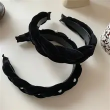 ブラックサテンパール付きツイストヘアバンド【秋冬用・高級感・フリーサイズ】