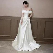 シンプルで上品なデザイン！オフショルダーサテン風軽婚礼衣装【トレイン付き・ウェディング用】
