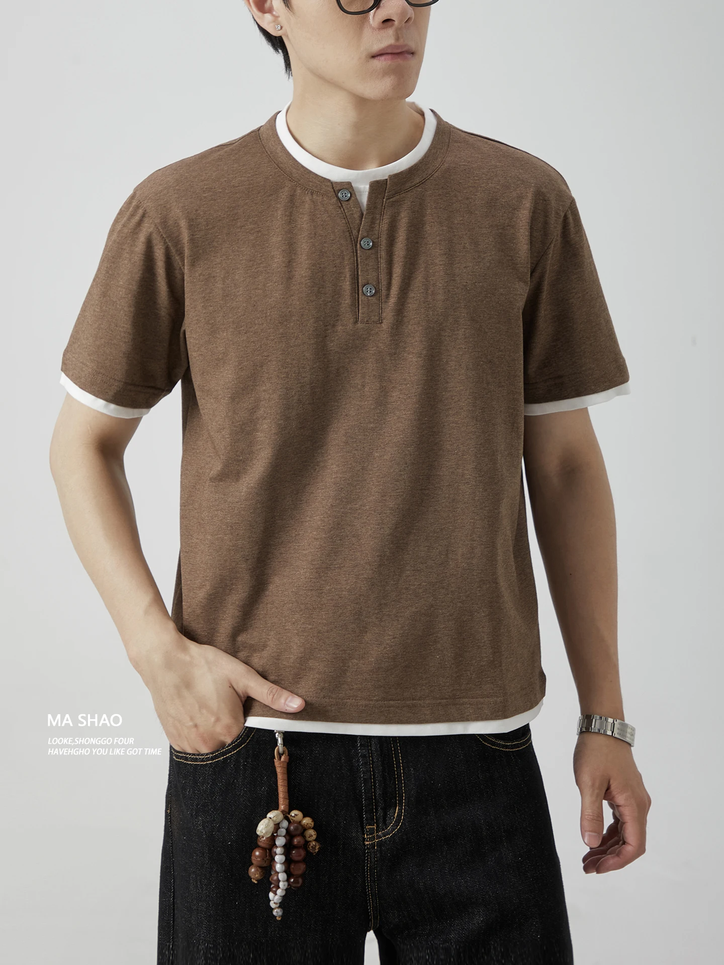「tシャツ イン」でフォーマルな印象を出す方法は？ヴィンテージ風のラウンドネックTシャツが解決するリアルな使い方