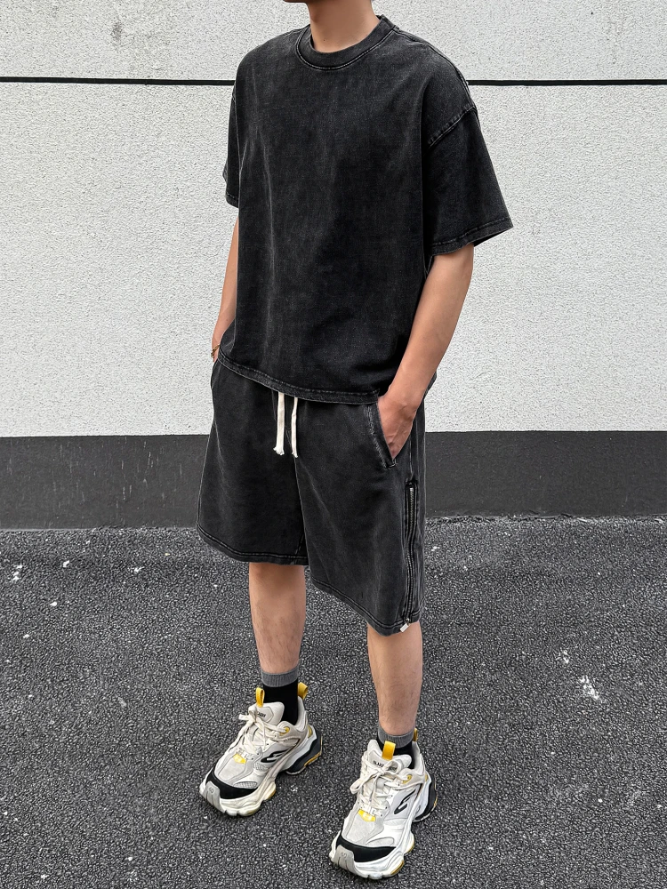 ボクシーシルエットのウォッシュ加工ショートスリーブTシャツ：ストリートファッション男子の旬のスタイル