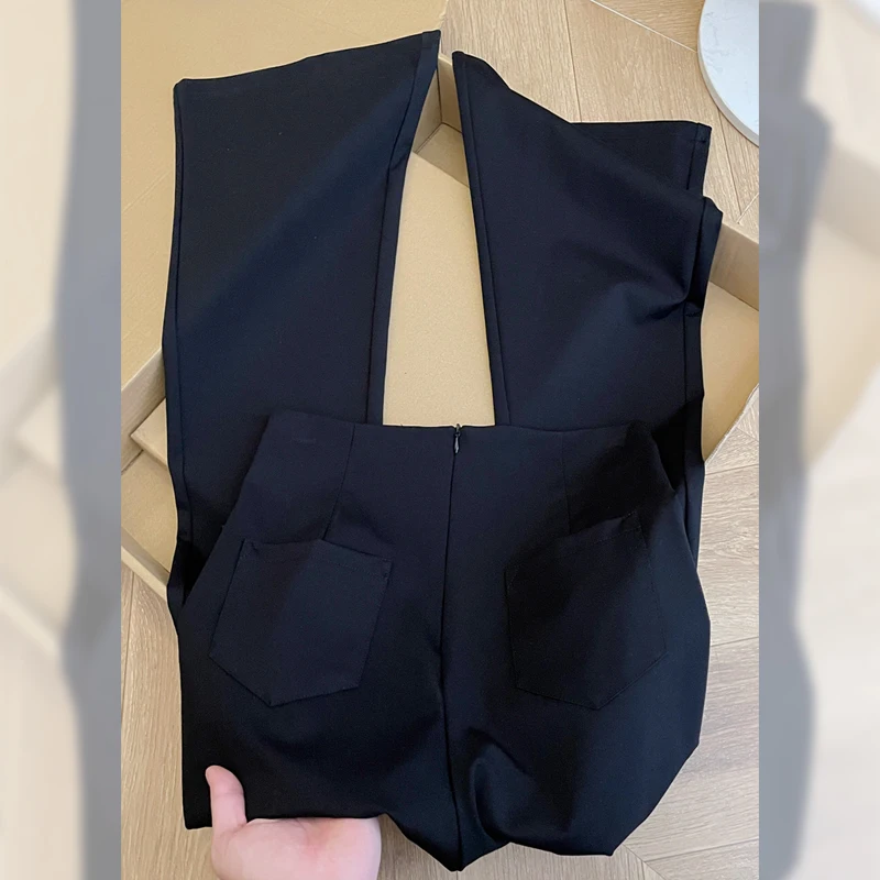 通勤の疲れを癒す、1着で変わる「黒のワイドパンツ」は本当に必要？