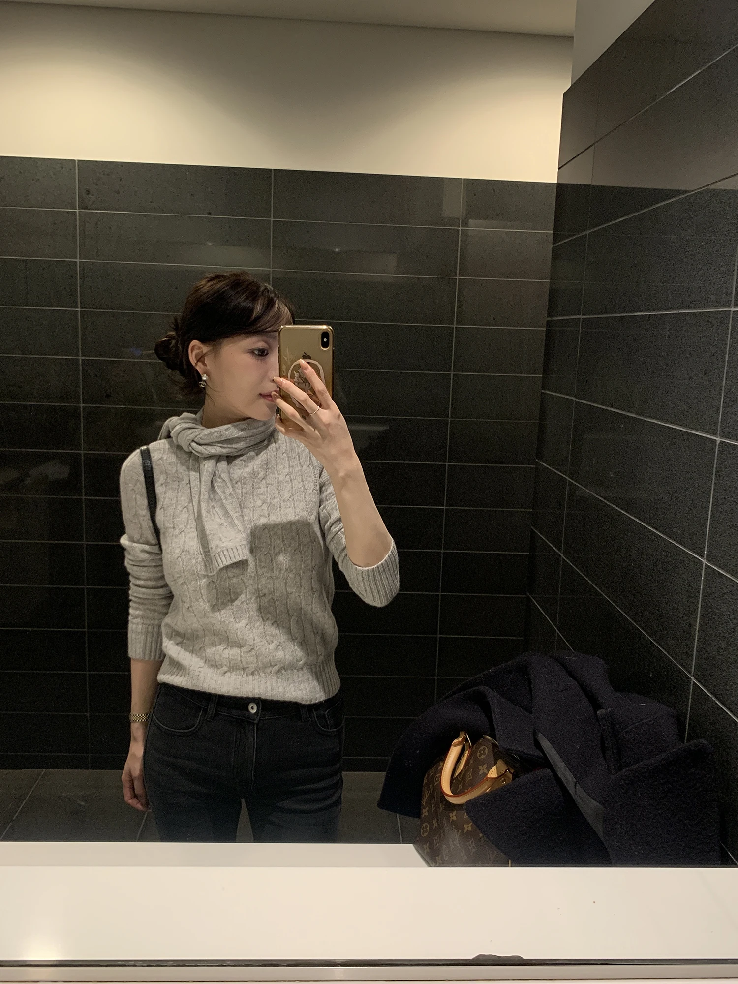 一体型デザインの柔らかいケーブル編みウールニットセーター：女性用フード付き厚手ニットの実用性と保温性