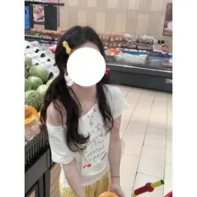 可愛らしい手描きのドゥーハウスタイルオフショルダーTシャツ【白・夏用・ゆったりフィット】