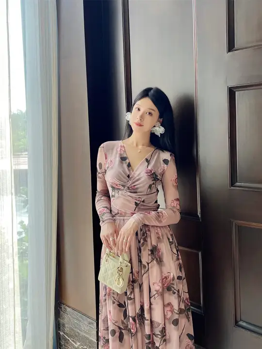 モランディ風バラのオイルペイント印刷Vネックトップス＆スカートセット【エラスティックメッシュ・リゾートスタイル】