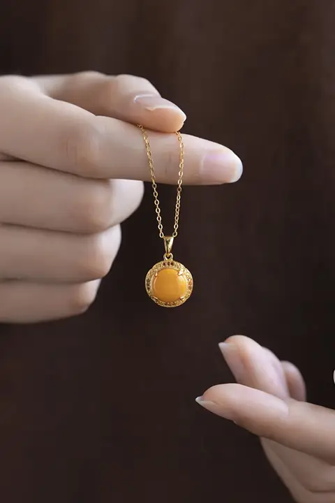 天然琥珀の蜜蝋ペンダントトップ【ロシア製・純銀・軽奢華】