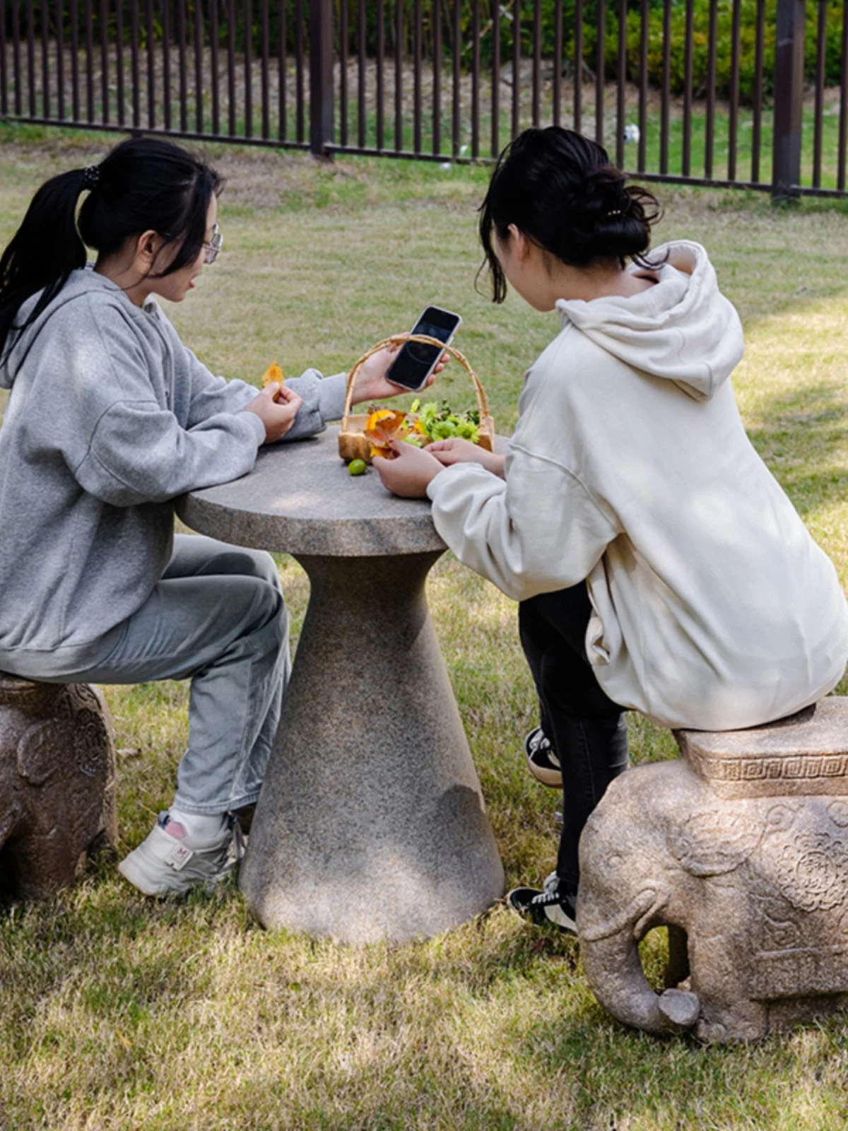 庭園にぴったりの「石風デザインテーブル＆スツール」を選ぶには？