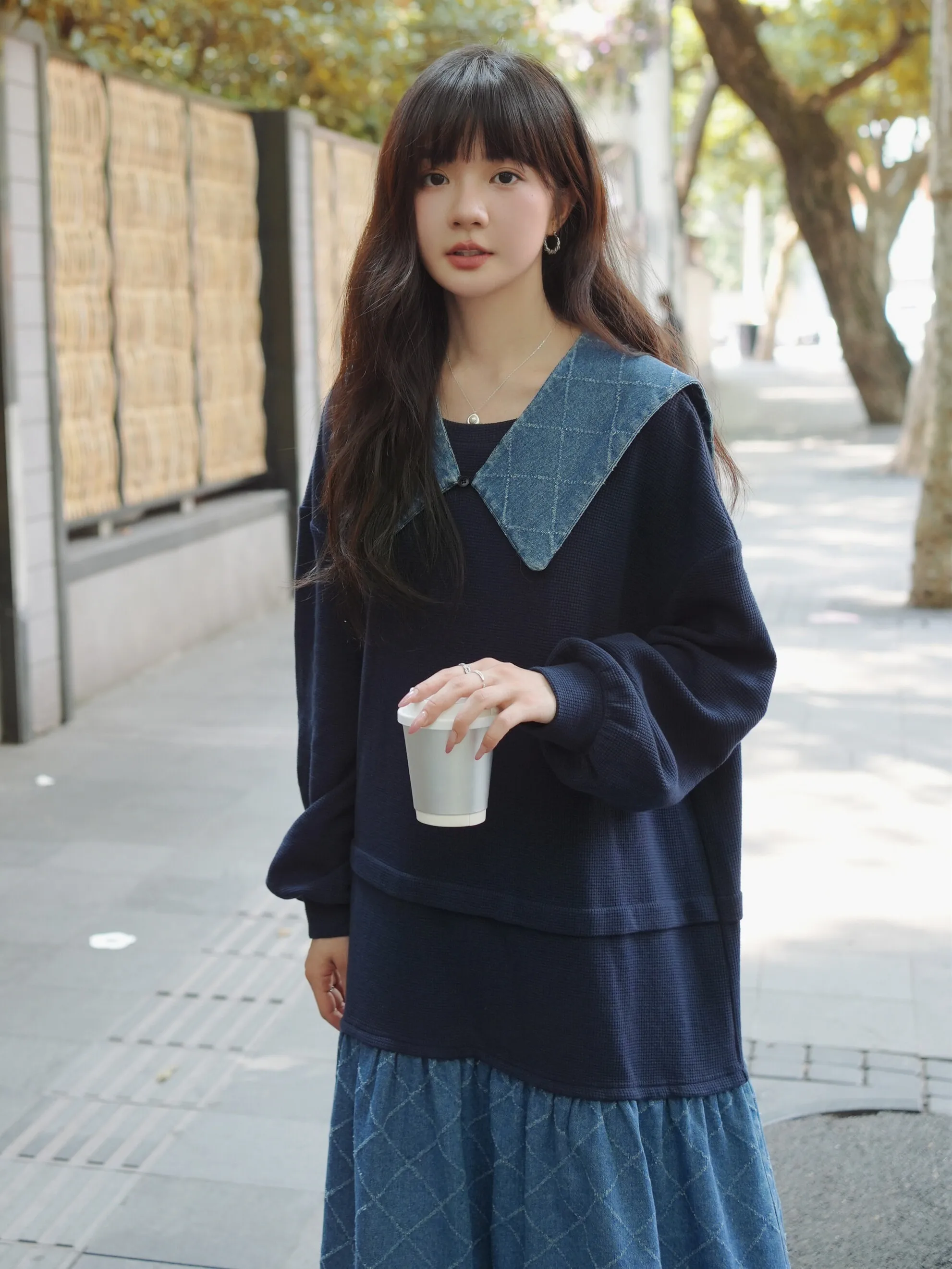 19度服装で悩む大学生に、今こそ選ぶべき「刺繍デニム切替ワンピース」は？