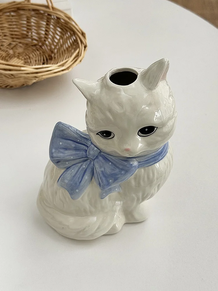 可愛い猫のデザインの陶器花瓶【リボン付き・手描き風】【インテリア装飾用】