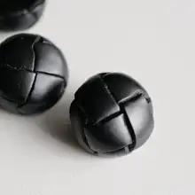 手作りレザー製黒カゴ模様ボタン（セットアップ対応）
