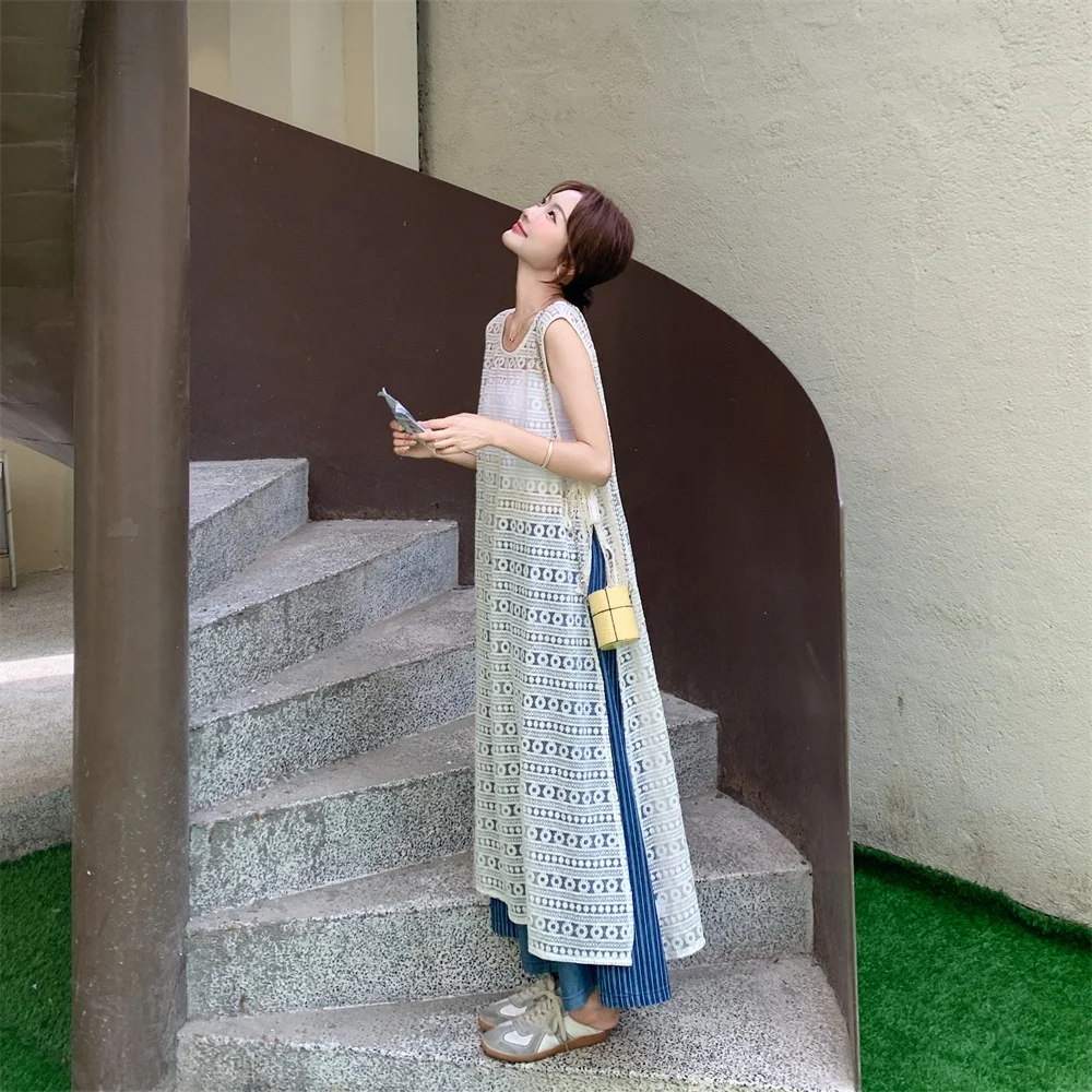 23度の夏に着るべき服は、エレガントで軽いレースワンピースとデニムワイドパンツのセットアップ？